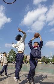 乔·迪马乔（Joe DiMaggio）达成连续 56 场安打神迹，至今仍被视为最难打破的纪录之首